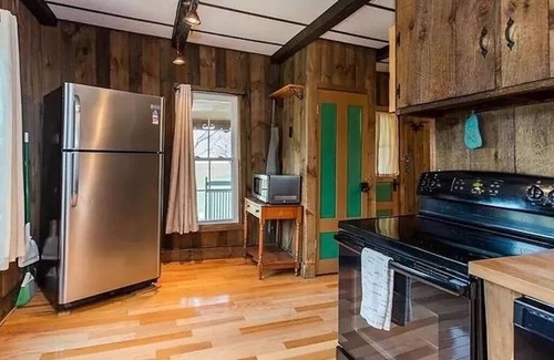 Vilas Cottage | Vilas Cottage - Located less than 10 min from King Street, 100yr old farm house