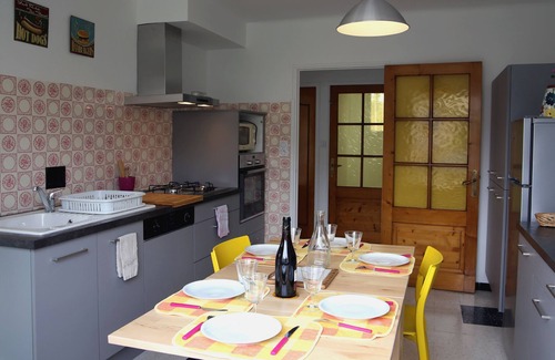 Vaison-la-Romaine Villa | Villa 100m2 with enclosed garden planted with trees close to the city center
