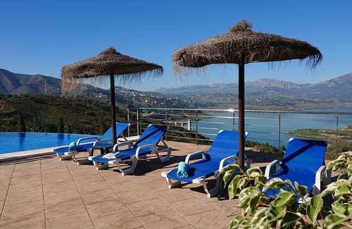 Vinuela Villa | Villa Adelfas, infinity pool