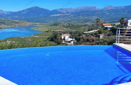 Vinuela Villa | Villa Adelfas, infinity pool