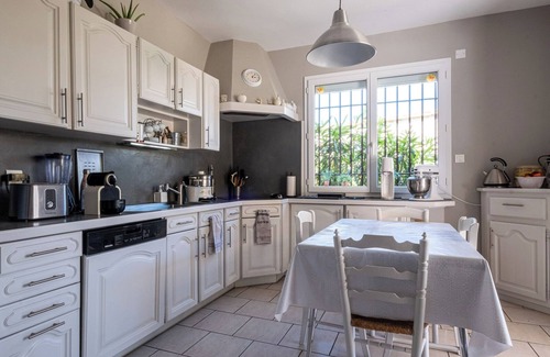 Villeneuve-les-Avignon House | Villa, all amenities air-conditioned with pool, parking, perfect festival.