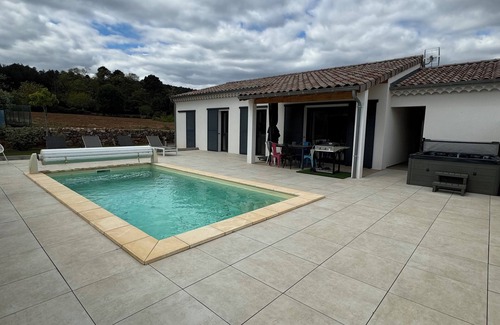 Joyeuse Villa | Villa Alicia, au Calme Avec Piscine et Jacuzzi Privé