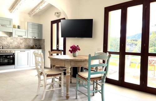San Teodoro Villa | Villa 'Alzoni' with Mountain View, Wi-Fi and Air Conditioning