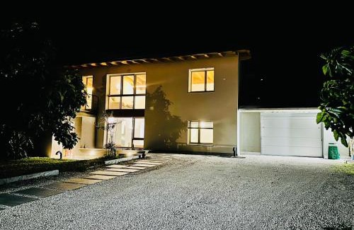 Angera Villa | villa amarena, centralissima giardino e parcheggio