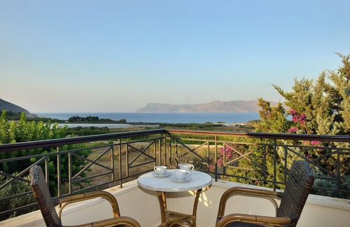 Kaliviani Villa | Villa Arhontariki stunning view, pool, BBQ close to Kissamos, Chania