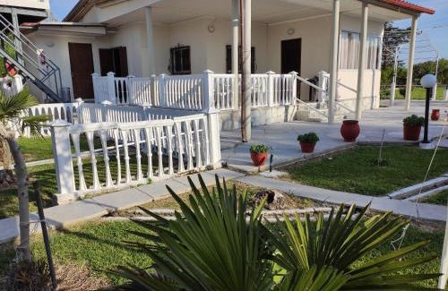 Kallikratia House | Villa Artzie. Έξοχικο με τεράστιο εξωτερικό χώρο.