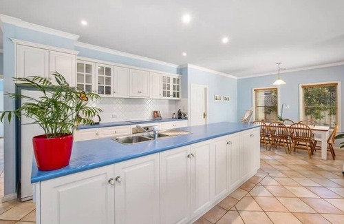 Torquay House | Villa Avisa: 3 minute walk to White's Beach