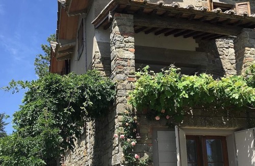 Cortona Cottage | Villa belvedere. Immersa nel verde delle montagne cortonesi