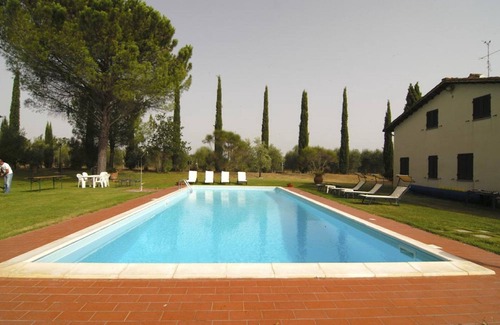 Castiglione del Lago House | Villa by Lake Trasimeno with Scenic Views