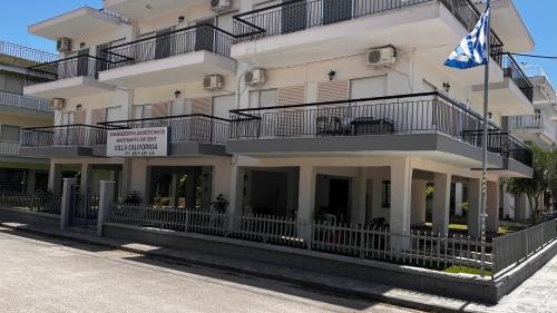 Paralia Dionysiou Apartment | Villa California