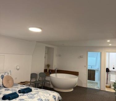 Brive-la-Gaillarde Apartment | Villa Chadourne - Love Room Liberation