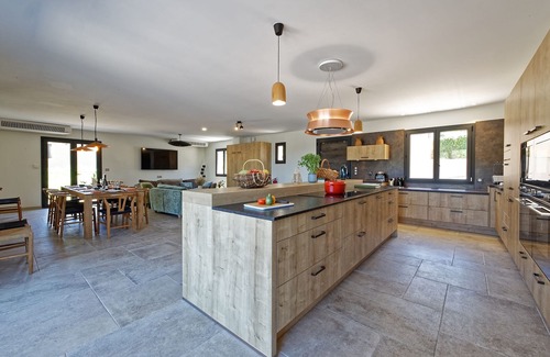 La Celle House | Villa Chardonnay, a large 7-bedroom building in the heart of an AB vineyard