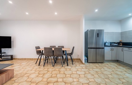 Beziers Villa | Villa 'Chataîgniers' with Private Terrace, Wi-Fi and Air Conditioning