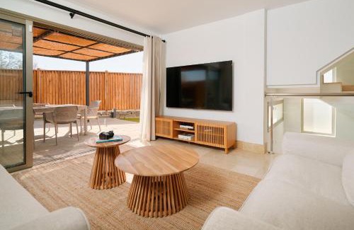 Complejo turistico Amarilla Golf Ski Chalet | Villa costera, mar, golf y muelle deportivo