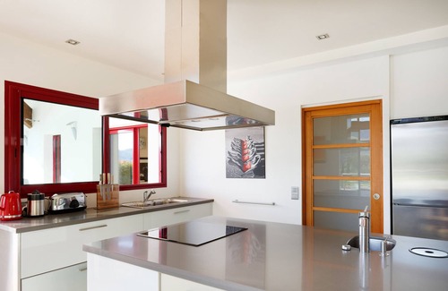 Urrugne House | Villa D'architecte d'Urrugne with Mountina View, Private Pool & Wi-Fi