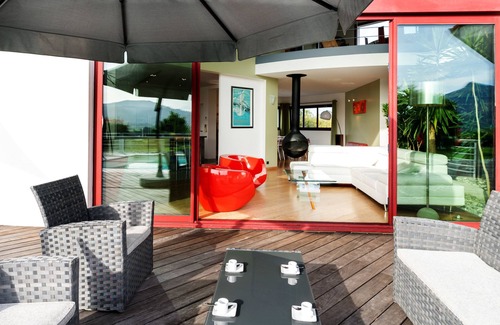 Urrugne House | Villa D'architecte d'Urrugne with Mountina View, Private Pool & Wi-Fi