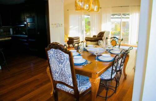 San Antonio de las Minas Villa | Villa de La Rosa with Pool & BBQ Area Wine Country