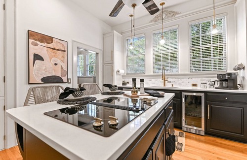 Montgomery House | Villa Deileoni -Elegant- 3 Bed 3/bath in Old Cloverdale