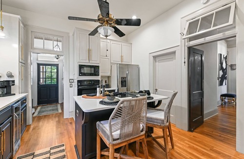 Montgomery House | Villa Deileoni -Elegant- 3 Bed 3/bath in Old Cloverdale