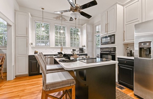 Montgomery House | Villa Deileoni -Elegant- 3 Bed 3/bath in Old Cloverdale