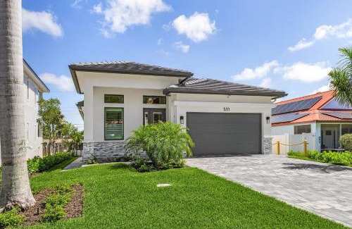 Naples Park House | Villa Del Mare at The Beach w 4 En-suites