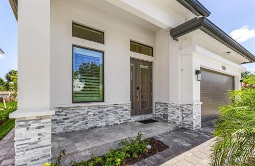 Naples Park House | Villa Del Mare at The Beach w 4 En-suites