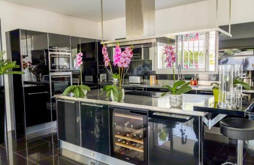 Antibes Villa | Villa Deluxe Antibes & Private Appartement - Pool - Spa - Cinéma