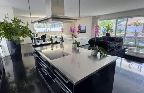 Antibes Villa | Villa Deluxe Antibes & Private Appartement - Pool - Spa - Cinéma