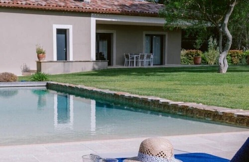 Cheval-Blanc House | Villa des Amandiers, charming contemporary house at the foot of the Luberon mountains