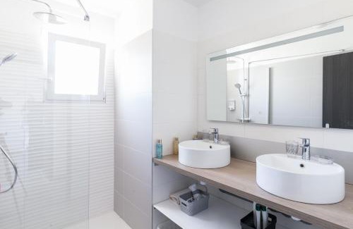 Saint-Mitre-les-Remparts Villa | "Villa Dos" 80 m2 avec Jacuzzi
