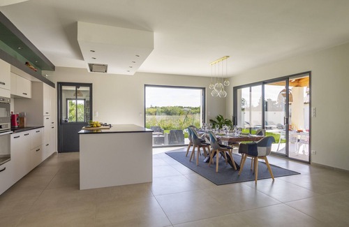 Maillane Villa | Villa du Relais - Beautiful spacious holiday home within walking distance of Maillane.
