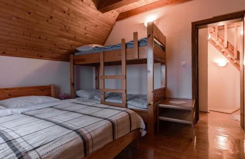 Canton 10 House | Villa Ela
