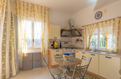 Alcamo Villa | Villa 'Elisir Del Golfo' with sea view, shared garden and Wi-Fi