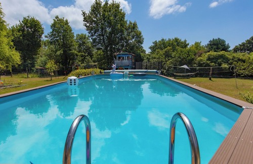Biscarrosse Villa | Villa 'Familiale Sur 3000m2 Avec Piscine' with Private Pool, Private Terrace and Wi-Fi