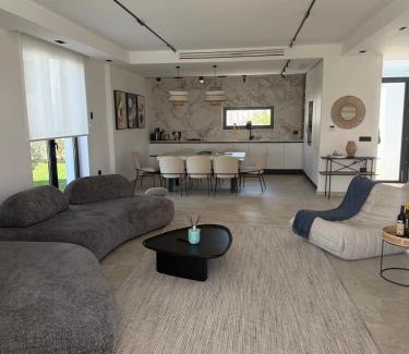 Ishem Villa | Villa Hana - San Pietro