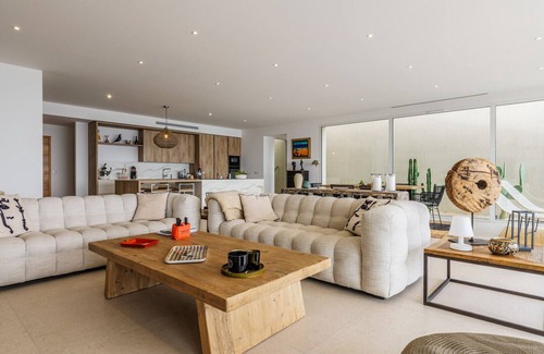 Saint-Aygulf Villa | Villa Ibaia – Contemporary Luxury, Panoramic Sea View, Heated Pool, and Beach Access within a 5-Min Walk