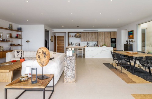 Saint-Aygulf Villa | Villa Ibaia – Contemporary Luxury, Panoramic Sea View, Heated Pool, and Beach Access within a 5-Min Walk