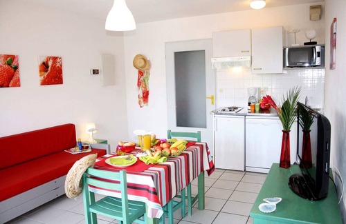 Saint-Cyprien Plage Apartment | Villa in France with Garden and Terrace