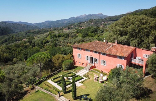 Lucca Villa | Villa in Querce with 4 bedrooms sleeps 8