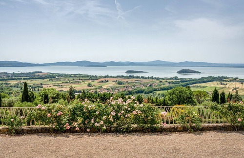 Tuoro sul Trasimeno Villa | Villa in Tuoro Sul Trasimeno with 6 bedrooms sleeps 12