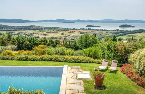 Tuoro sul Trasimeno Villa | Villa in Tuoro Sul Trasimeno with 6 bedrooms sleeps 12