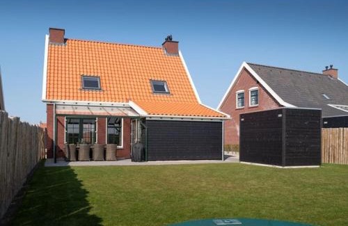 Colijnsplaat House | Villa in Zeeland with Outdoor Jacuzzi