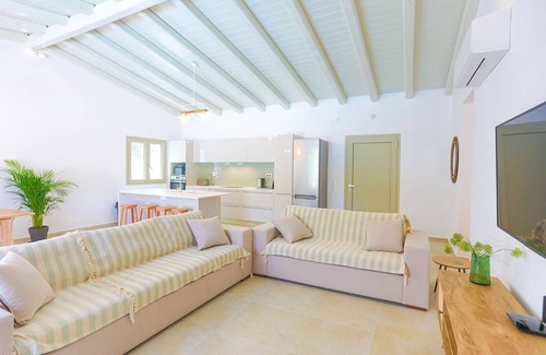 Petaleia Villa | Villa Jupeter - a villa that sleeps 6 guests in 3 bedrooms