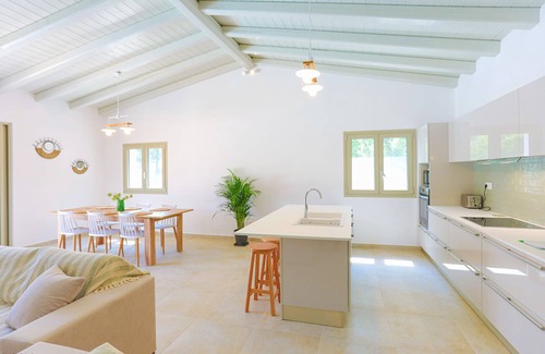 Petaleia Villa | Villa Jupeter - a villa that sleeps 6 guests in 3 bedrooms
