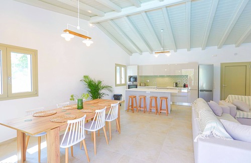 Petaleia Villa | Villa Jupeter - a villa that sleeps 6 guests in 3 bedrooms