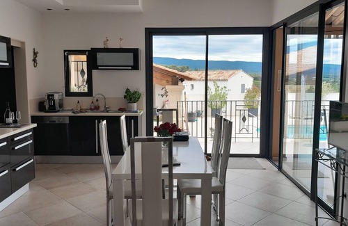 Crillon-le-Brave Villa | Villa 'L'ecrin Du Ventoux' with Mountain View, Wi-Fi and Air Conditioning