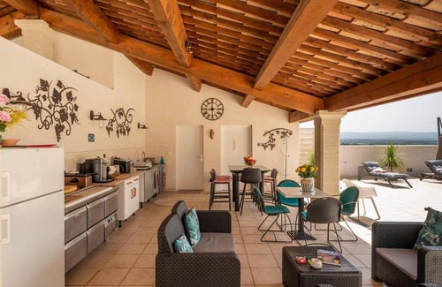 Crillon-le-Brave Villa | Villa 'L'ecrin Du Ventoux' with Mountain View, Wi-Fi and Air Conditioning