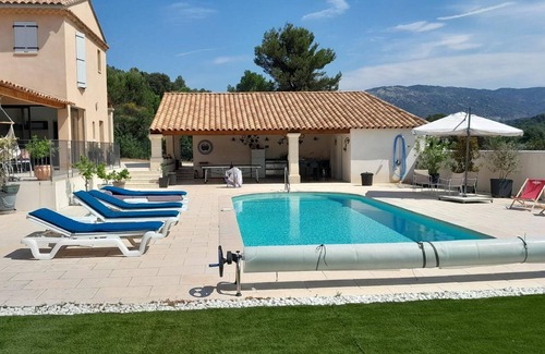 Crillon-le-Brave Villa | Villa 'L'ecrin Du Ventoux' with Mountain View, Wi-Fi and Air Conditioning