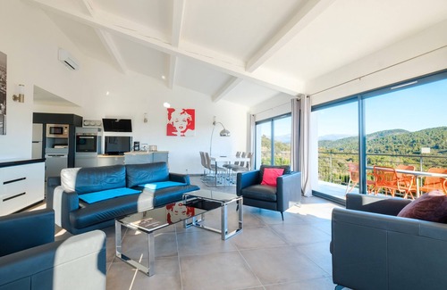 Les Adrets-de-l'Esterel Villa | Villa 'Luxe Vue Mer Baie De Cannes' with Sea View, Wi-Fi and Air Conditioning