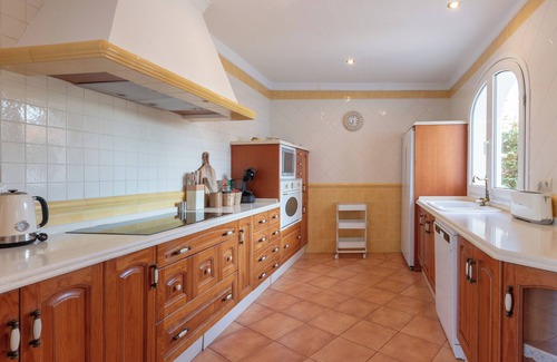 Torremolinos Ski Chalet | Villa : La Casita del Mar : Jacuzzi : Barbecue : Private garden : beach nearby